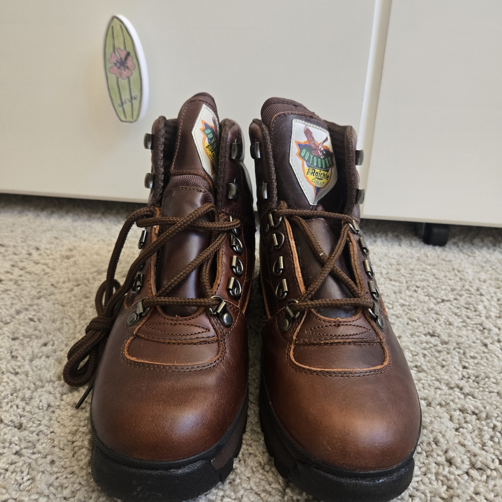 NWT VINTAGE BROWN LEATHER HIKING BOOTS. WOMENS 9